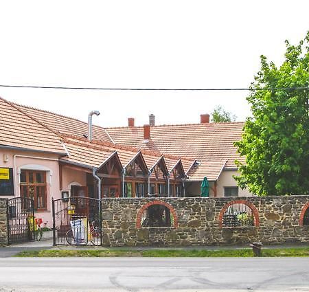 Отель Borostyankert Etterem & Vendeghaz Sitke Экстерьер фото