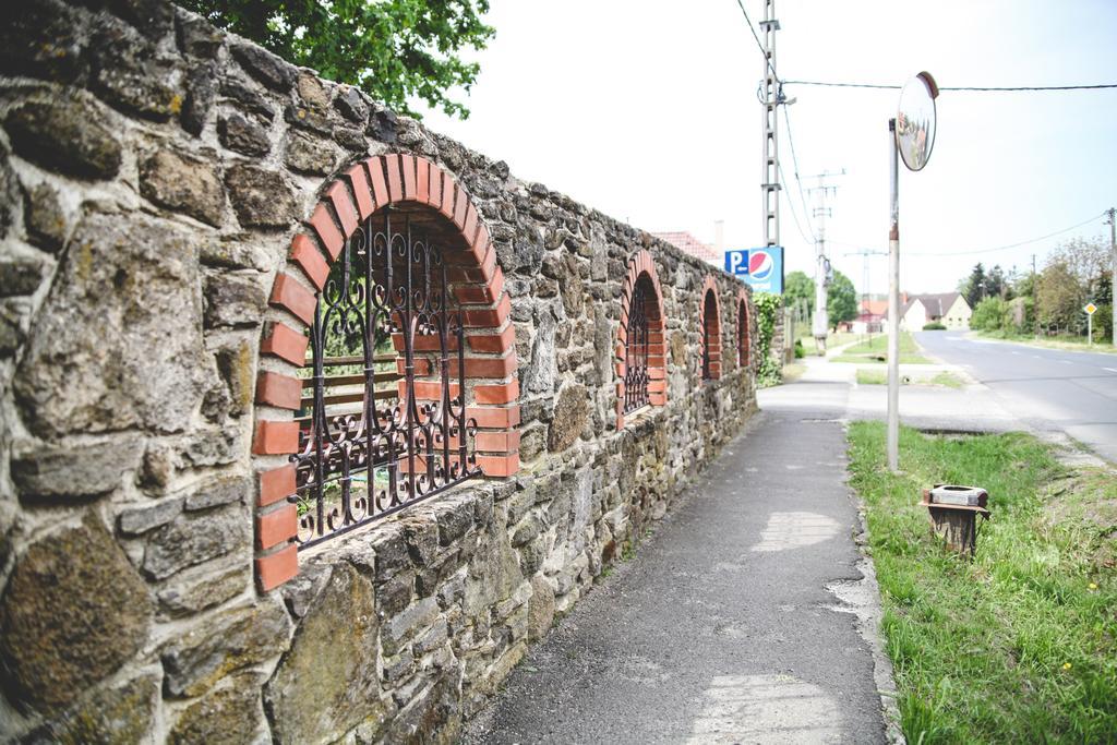 Отель Borostyankert Etterem & Vendeghaz Sitke Экстерьер фото